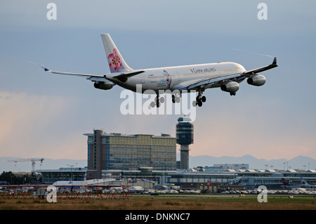 China Airlines Airbus A340 -300 B-18806 sbarco Aeroporto Internazionale di Vancouver in Canada Foto Stock