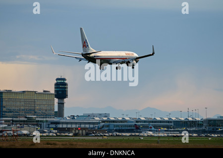 Un American Airlines Boeing 737-823 (WL) N934un aereo in avvicinamento finale per l'atterraggio all'Aeroporto Internazionale di Vancouver Foto Stock