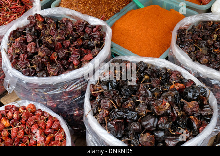 YANGON, MYANMAR - CIRCA NEL DICEMBRE 2013: varietà di spezie nella strada del mercato di Yangon. Foto Stock