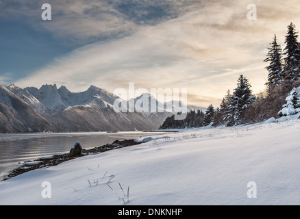 Mud Bay nel sud-est dell Alaska dopo una tempesta di neve con la neve fresca. Foto Stock