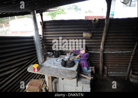 Una ragazza guatemalteca cuochi in cucina di Chuk Muk in Guatemala. Foto Stock