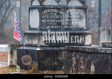 Medaglia e bandiera del veterano confederato si uniscono a un marcatore grave in un cimitero di Lawrenceville vicino ad Atlanta, Georgia. (STATI UNITI) Foto Stock