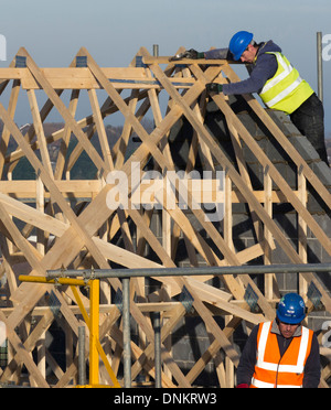 La costruzione del tetto della nuova casa residenziale, Grantham, Lincolnshire Foto Stock