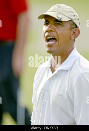 Lanikai, Hawaii, Stati Uniti d'America. 01 gen 2014. Il Presidente degli Stati Uniti Barack Obama risponde alla piccola folla riunita al diciottesimo foro a metà Pacific Country Club in Lanikai, Hawaii, USA, 01 gennaio 2014. Credito: Cory Lum / Pool via CNP/dpa/Alamy Live News Foto Stock