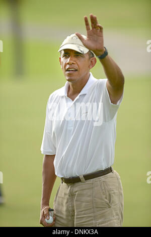 Lanikai, Hawaii, Stati Uniti d'America. 01 gen 2014. Il Presidente degli Stati Uniti Barack Obama onde per la piccola folla al diciottesimo foro a metà Pacific Country Club in Lanikai, Hawaii, USA, 01 gennaio 2014. Credito: Cory Lum / Pool via CNP/dpa/Alamy Live News Foto Stock