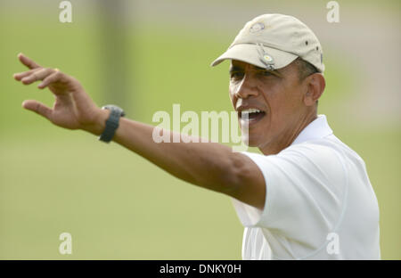 Lanikai, Hawaii, Stati Uniti d'America. 01 gen 2014. Il Presidente degli Stati Uniti Barack Obama onde per la piccola folla riunita al diciottesimo foro a metà Pacific Country Club in Lanikai, Hawaii, USA, 01 gennaio 2014. Credito: Cory Lum / Pool via CNP/dpa/Alamy Live News Foto Stock