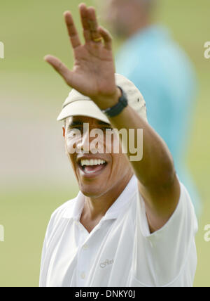 Lanikai, Hawaii, Stati Uniti d'America. 01 gen 2014. Il Presidente degli Stati Uniti Barack Obama onde per la piccola folla riunita al diciottesimo foro a metà Pacific Country Club in Lanikai, Hawaii, USA, 01 gennaio 2014. Credito: Cory Lum / Pool via CNP/dpa/Alamy Live News Foto Stock
