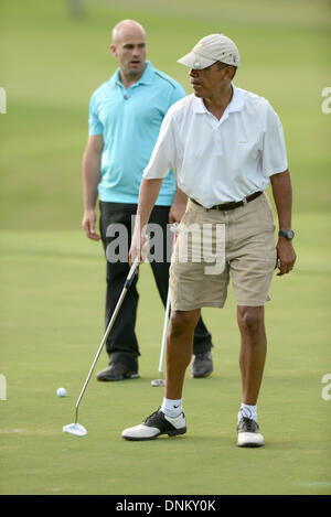 Lanikai, Hawaii, Stati Uniti d'America. 01 gen 2014. Il Presidente degli Stati Uniti Barack Obama passeggiate sul verde del diciottesimo foro a metà Pacific Country Club in Lanikai, Hawaii, USA, 01 gennaio 2014. Credito: Cory Lum / Pool via CNP/dpa/Alamy Live News Foto Stock