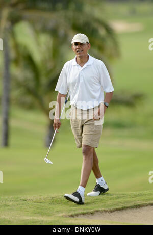 Lanikai, Hawaii, Stati Uniti d'America. 01 gen 2014. Il Presidente degli Stati Uniti Barack Obama passeggiate sul verde prima della sua putt sul diciottesimo foro a metà Pacific Country Club in Lanikai, Hawaii, USA, 01 gennaio 2014. Credito: Cory Lum / Pool via CNP/dpa/Alamy Live News Foto Stock