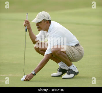 Lanikai, Hawaii, Stati Uniti d'America. 01 gen 2014. Il Presidente degli Stati Uniti Barack Obama pone la palla sul green prima del suo putt sul diciottesimo foro a metà Pacific Country Club in Lanikai, Hawaii, USA, 01 gennaio 2014. Credito: Cory Lum / Pool via CNP/dpa/Alamy Live News Foto Stock