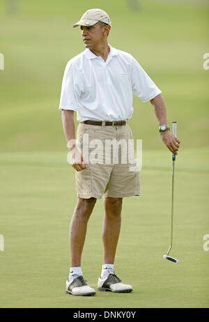 Lanikai, Hawaii, Stati Uniti d'America. 01 gen 2014. Il Presidente degli Stati Uniti Barack Obama reagisce al suo Putt mancato al diciottesimo foro in corrispondenza della metà del pacifico paese Club in Lanikai, Hawaii, USA, 01 gennaio 2014. Credito: Cory Lum / Pool via CNP/dpa/Alamy Live News Foto Stock