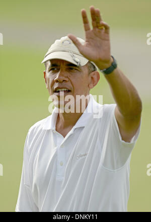 Lanikai, Hawaii, Stati Uniti d'America. 01 gen 2014. Il Presidente degli Stati Uniti Barack Obama onde per gli astanti in attesa al diciottesimo foro a metà Pacific Country Club in Lanikai, Hawaii, USA, 01 gennaio 2014. Credito: Cory Lum / Pool via CNP/dpa/Alamy Live News Foto Stock