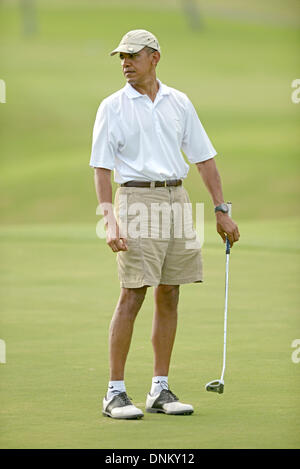 Lanikai, Hawaii, Stati Uniti d'America. 01 gen 2014. Il Presidente degli Stati Uniti Barack Obama reagisce al suo Putt mancato al diciottesimo foro in corrispondenza della metà del pacifico paese Club in Lanikai, Hawaii, USA, 01 gennaio 2014. Credito: Cory Lum / Pool via CNP/dpa/Alamy Live News Foto Stock