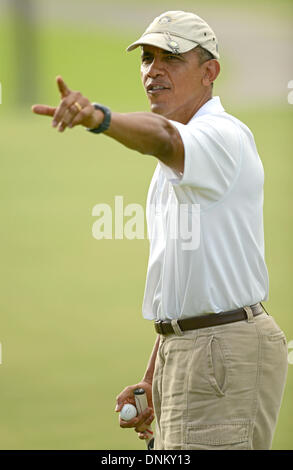Lanikai, Hawaii, Stati Uniti d'America. 01 gen 2014. Il Presidente degli Stati Uniti Barack Obama reagisce agli astanti in attesa al diciottesimo foro a metà Pacific Country Club in Lanikai, Hawaii, USA, 01 gennaio 2014. Credito: Cory Lum / Pool via CNP/dpa/Alamy Live News Foto Stock