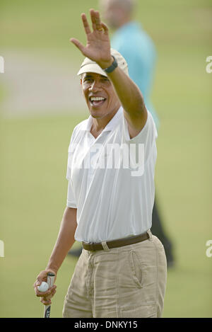 Lanikai, Hawaii, Stati Uniti d'America. 01 gen 2014. Il Presidente degli Stati Uniti Barack Obama onde alle persone in attesa al diciottesimo foro a metà Pacific Country Club in Lanikai, Hawaii, USA, 01 gennaio 2014. Credito: Cory Lum / Pool via CNP/dpa/Alamy Live News Foto Stock