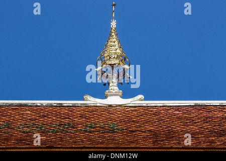 Arte di gable apice nel tempio thailandese Foto Stock