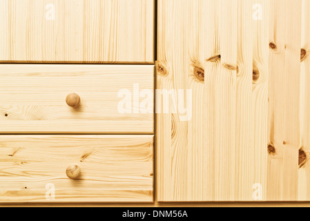 Cabinet in legno cassetti con dettagliate di legno naturale texture. L'arredamento della casa. Foto Stock