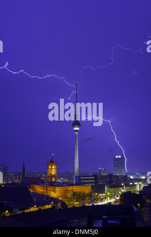 Berlino, Germania, temporali oltre la piazza Alexanderplatz al crepuscolo Foto Stock