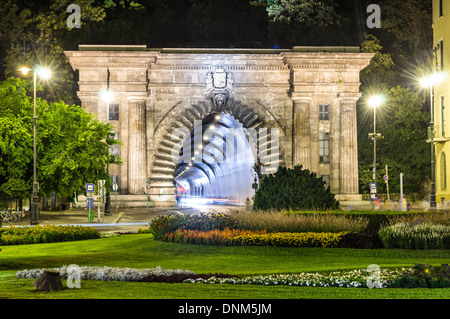 Budapest. Adam Clark Tunnel sotto la collina del castello in grado di fornire un facile accesso ai luoghi di Buda dietro la collina. Ungheria Foto Stock