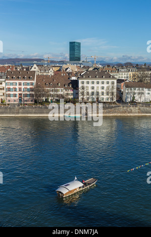 Una fotografia della banca del nord del Reno a Basilea in Svizzera. Un traghetto del Reno può essere visto in primo piano. Foto Stock