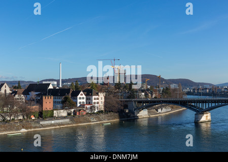 Una fotografia di Wettsteinbrücke e la costruzione di un nuovo edificio alto a Basilea in Svizzera. Foto Stock