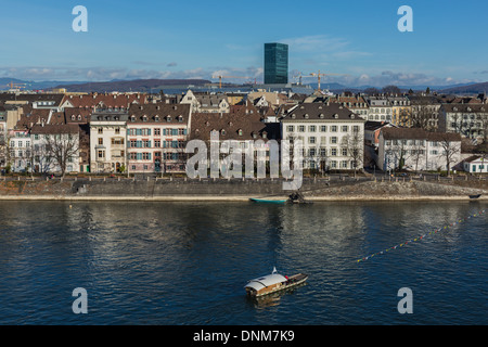 Una fotografia della banca del nord del Reno a Basilea in Svizzera. Un traghetto del Reno può essere visto in primo piano. Foto Stock