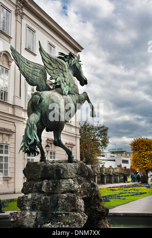 Giardini Mirabell con il Palazzo Mirabell a Salisburgo. Statua equestre. Austria Foto Stock