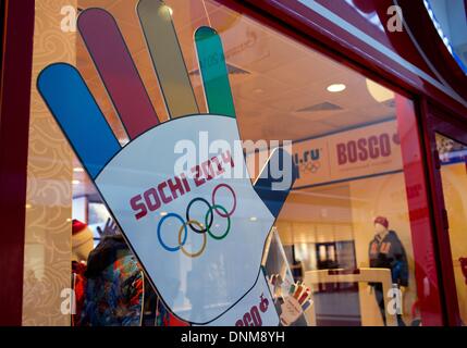 Krasnaya Polyana, Russia. Xviii Dicembre, 2013. Un segno di pubblicità per i Giochi Olimpici Invernali è attaccato alla vetrina di un negozio di articoli sportivi della stazione di base di una teleferica in Krasnaya Polyana, Russia, 18 dicembre 2013. Sochi ospiterà i Giochi Olimpici Invernali dal 07 al 23 febbraio 2014. Foto: Jens Buettner/dpa/Alamy Live News Foto Stock