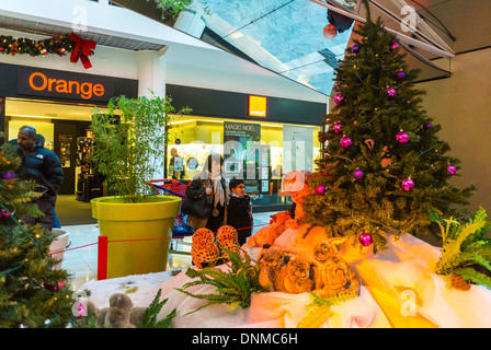 Montreuil, Francia, mamma e bambino godersi le decorazioni di Natale all'interno del centro commerciale di Parigi Suburbs 'la Grande Porte' NATALE A PARIGI Foto Stock