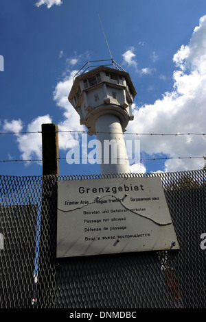 Un ex RDT torre di guardia di frontiera a Kuehlungsborn, Germania Foto Stock