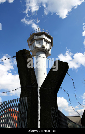 Un ex RDT torre di guardia di frontiera a Kuehlungsborn, Germania Foto Stock