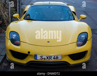 STUTTGART, Germania - 1 gennaio 2014: una nuova Porsche 918 Spyder prototipo è parcheggiato nelle strade della sua città natale Stoccarda il 1 gennaio 2014 a Stoccarda, in Germania. La Porsche 918 Spyder è dotata di concept ibrido utilizzando un motore del V8 più due motorini elettronici, dotate di 887 cavalli del tutto con un consumo combinato di circa 3.3 litri per 100 chilometri. Esso sarà venduto come una edizione limitata di 918 automobili, costando circa 768.000 EUR ciascuna. Foto Stock