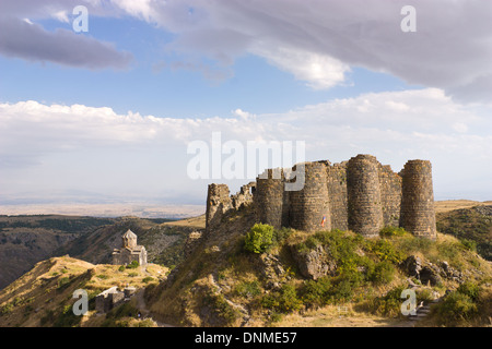 Amberd è un complesso fortificato con una chiesa costruita sulle pendici del Mt. Aragats a 2.300 metri sopra il livello del mare nel XI-XIII secolo,l'Armenia. Foto Stock