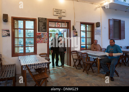 Griechenland, Insel Tilos, Hafenort Livadia, Taverne Omonia Foto Stock