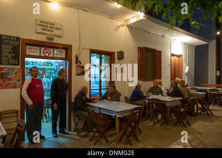 Griechenland, Insel Tilos, Hafenort Livadia, Taverne Omonia Foto Stock