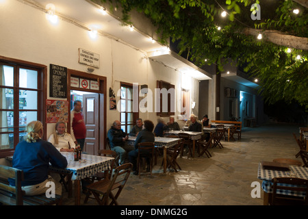 Griechenland, Insel Tilos, Hafenort Livadia, Taverne Omonia Foto Stock