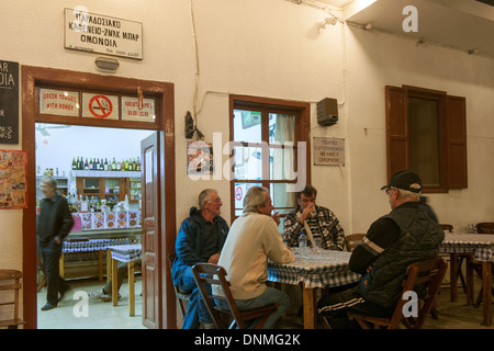 Griechenland, Insel Tilos, Hafenort Livadia, Taverne Omonia Foto Stock