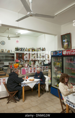 Griechenland, Insel Tilos, Hafenort Livadia, Taverne Omonia Foto Stock