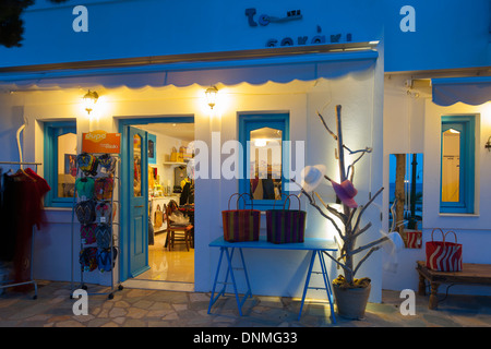 Griechenland, Insel Tilos, Hafenort Livadia, Boutique auf der Platia Foto Stock