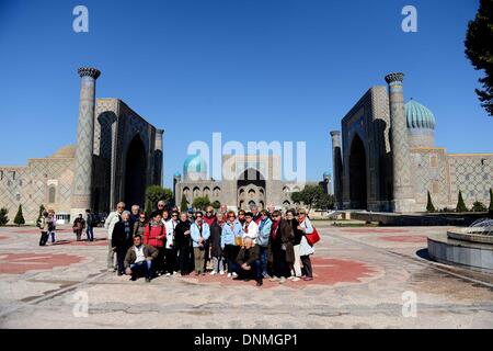 Tashkent, Uzbekistan. Il 2 gennaio, 2014. I turisti prendere le foto di gruppo del Registan a Samarcanda, Uzbekistan, Ottobre 27, 2013. Il Registan è il cuore antico della città di Samarcanda e si compone di tre edifici separati compresi Madrasa di Ulugh Beg, Sher-Dor Madrasah e Tilya-Kori Madrasah. Samarcanda è la seconda più grande città in Uzbekistan e la capitale della provincia di Samarcanda. Si tratta di una antica città sulla via della seta e una porta di fusione di culture di tutto il mondo. È elencato come uno dei siti del patrimonio mondiale dall UNESCO nel 2001. © Sadat/Xinhua/Alamy Live News Foto Stock