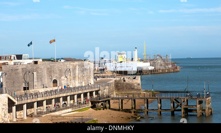 Torre Quadrata, Victoria Pier e Clarence Pier Southsea, Portsmouth, Hampshire, Inghilterra, Regno Unito. Foto Stock