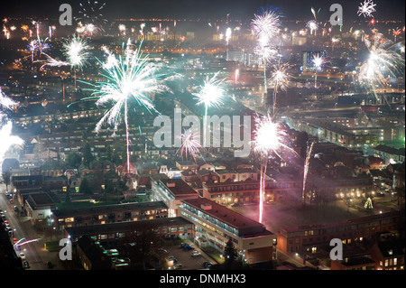 Fuochi d'artificio vigilia di capodanno come visto da un 101 metri alto edificio nel centro di Enschede nei Paesi Bassi Foto Stock