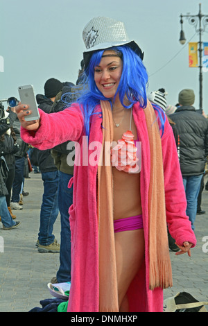 Un partecipante nel bilancio annuale dell'orso polare del Club Capodanno nuotare a Coney Island Brooklyn, New York scattare un autoritratto Foto Stock