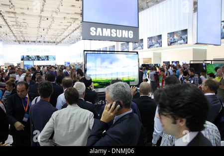 Berlino, Germania, i visitatori allo stand di Samsung a IFA 2013 Foto Stock