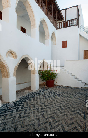 Griechenland, Insel Tilos, Kloster Panteleimonas, Innenhof Foto Stock