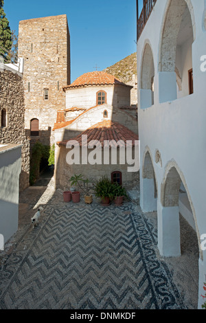 Griechenland, Insel Tilos, Kloster Panteleimonas, Innenhof Foto Stock