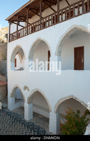 Griechenland, Insel Tilos, Kloster Panteleimonas, Innenhof mit Mönchszellen Foto Stock