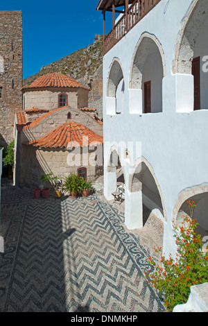 Griechenland, Insel Tilos, Kloster Panteleimonas, Innenhof Foto Stock