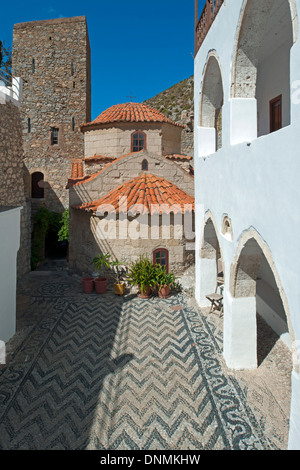 Griechenland, Insel Tilos, Kloster Panteleimonas, Innenhof Foto Stock