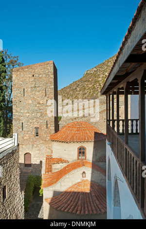 Griechenland, Insel Tilos, Kloster Panteleimonas, Innenhof mit Wachturm Foto Stock